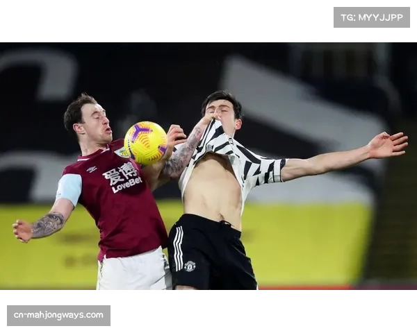 英超半场维拉1比0领先伯恩利 马伦进球马丁内斯稳守大门